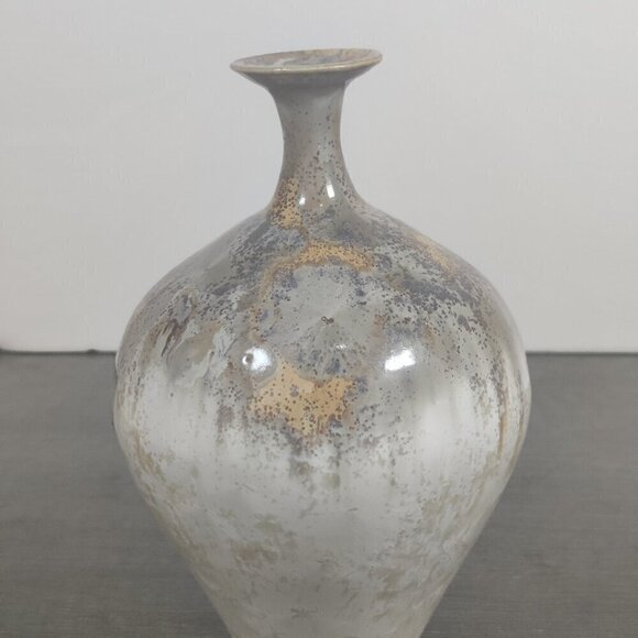 Artist signed narrow neck vase with exquisite glazing in gold, brown & tan. - Picture 4 of 10